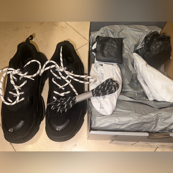 BALENCIAGA Men’s Triple S Sneaker in Black 42 EU - Picture 3 of 12